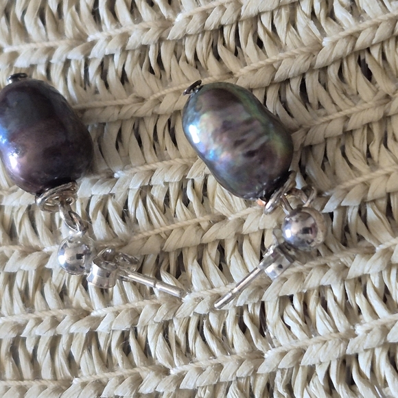 925 Steeling Silver and Black Peacoke Pearl Earrings - Picture 5 of 5